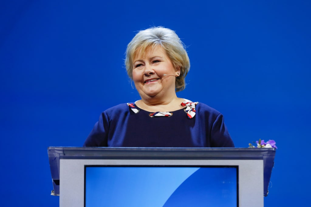 Erna SOlberg smiler på talerstolen